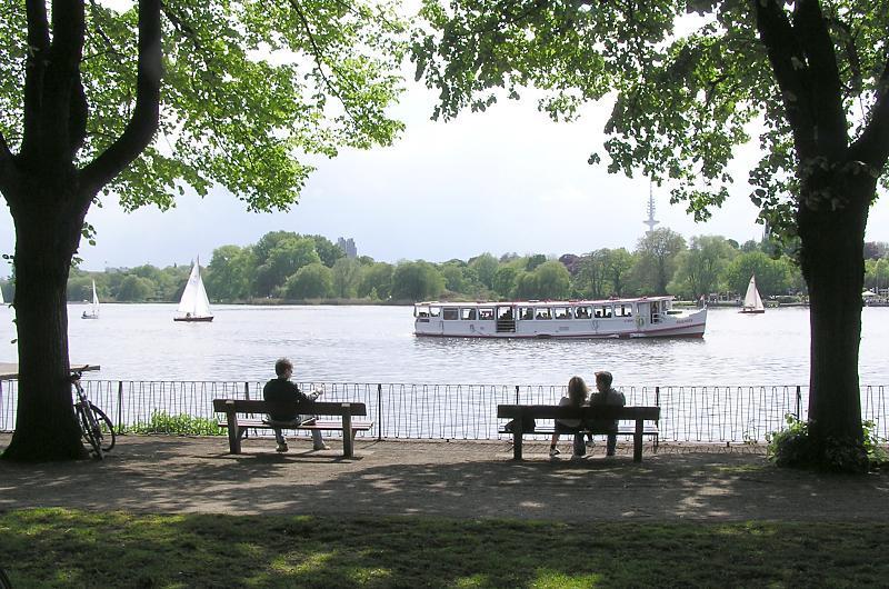 2500_P5210028 Ruhebänke im Schatten unter Bäumen am Ufer des Hamburger Sees. | Alsterschiffe - Fahrgastschiffe auf der Alster und den Hamburger Kanälen.